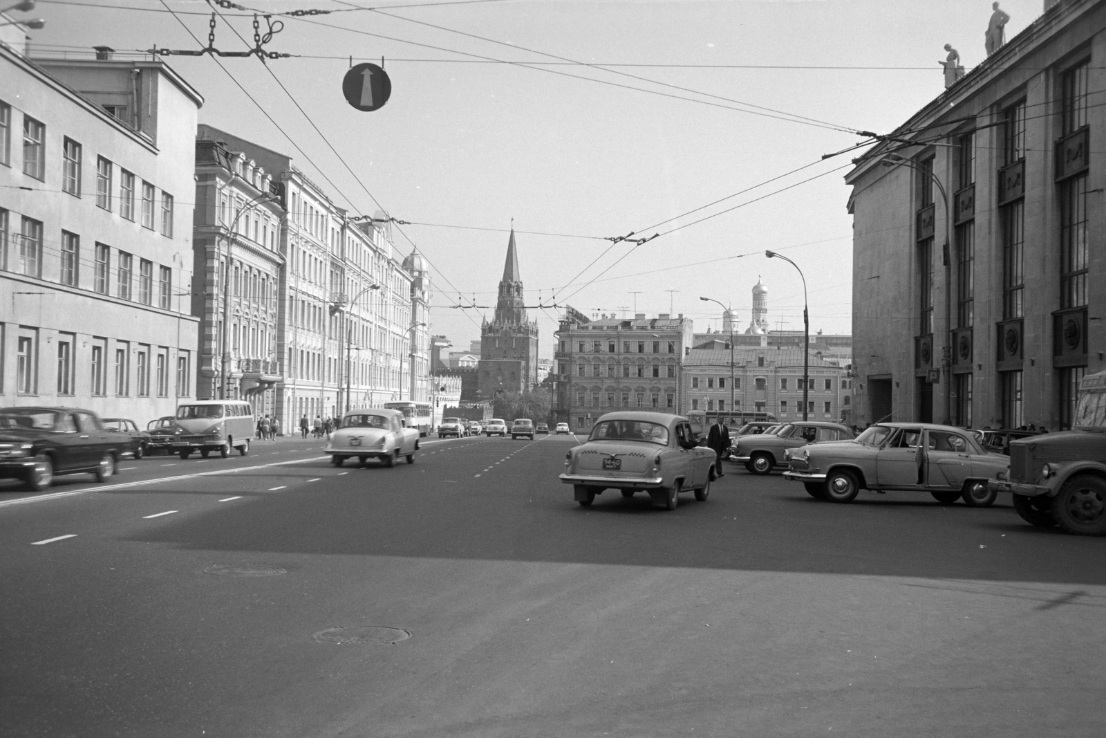 Russia, Moscow, ulica Vozdvizsenyka (prszpekt Kalinyina) a Kreml felé nézve, szemben a Kutafija-torony., 1970, Artfókusz, Soviet Union, Fortepan #280918