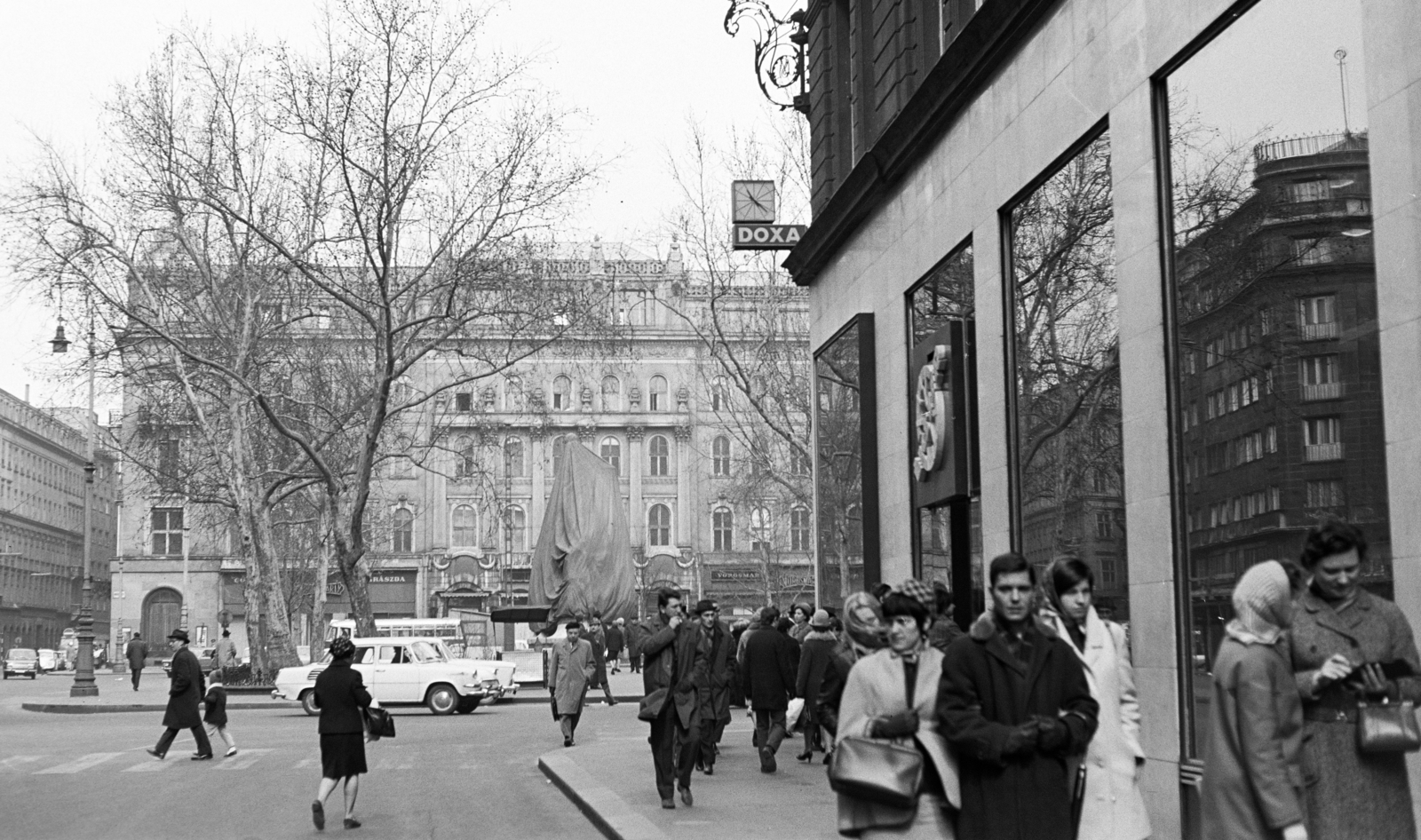Hungary, Budapest V., Váci utca, szemben a Vörösmarty tér. A télire letakart Vörösmarty Mihály szobor mögött a Gerbeaud-ház., 1970, Artfókusz, Budapest, Fortepan #280930