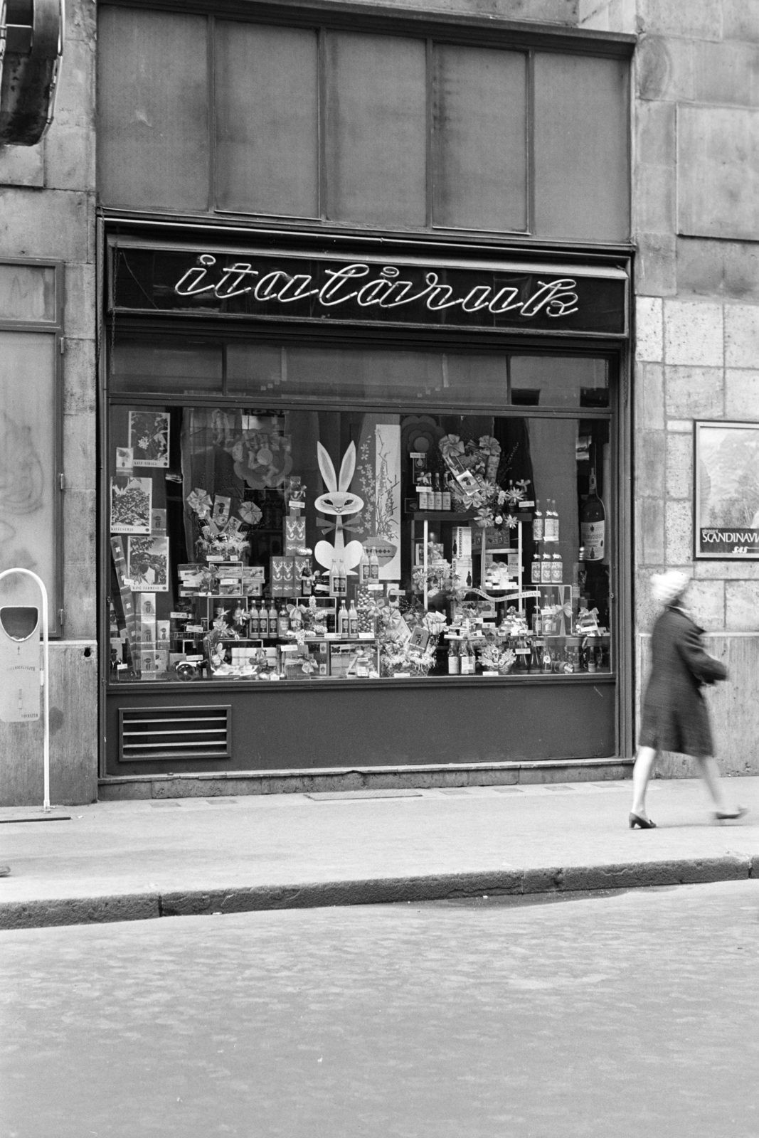 Hungary, Budapest V., Váci utca 1-3.,a Csemege üzlet kirakata., 1970, Artfókusz, Budapest, neon sign, trash can, Show window, Fortepan #280932