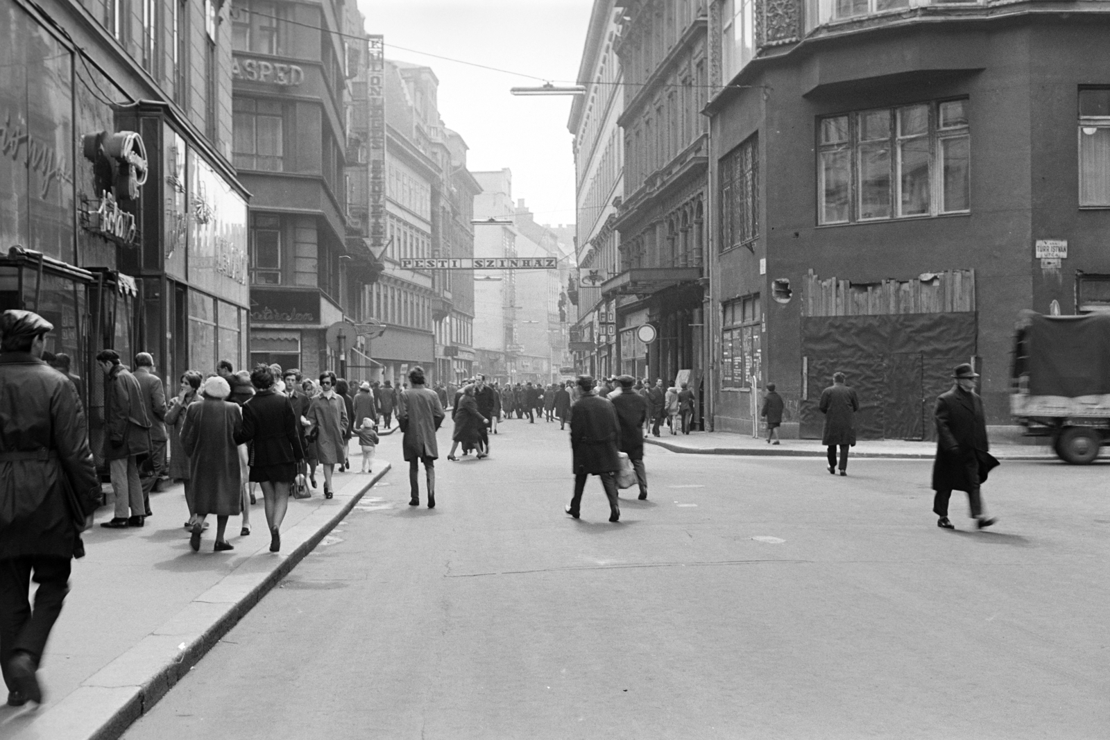 Magyarország, Budapest V., Váci utca, jobbra a Türr István utca sarkán az Anna presszó átalakítása folyik. Balra a Kristóf tér sarkán álló épületek láthatók., 1970, Artfókusz, Fábián József, Budapest, Fortepan #280933