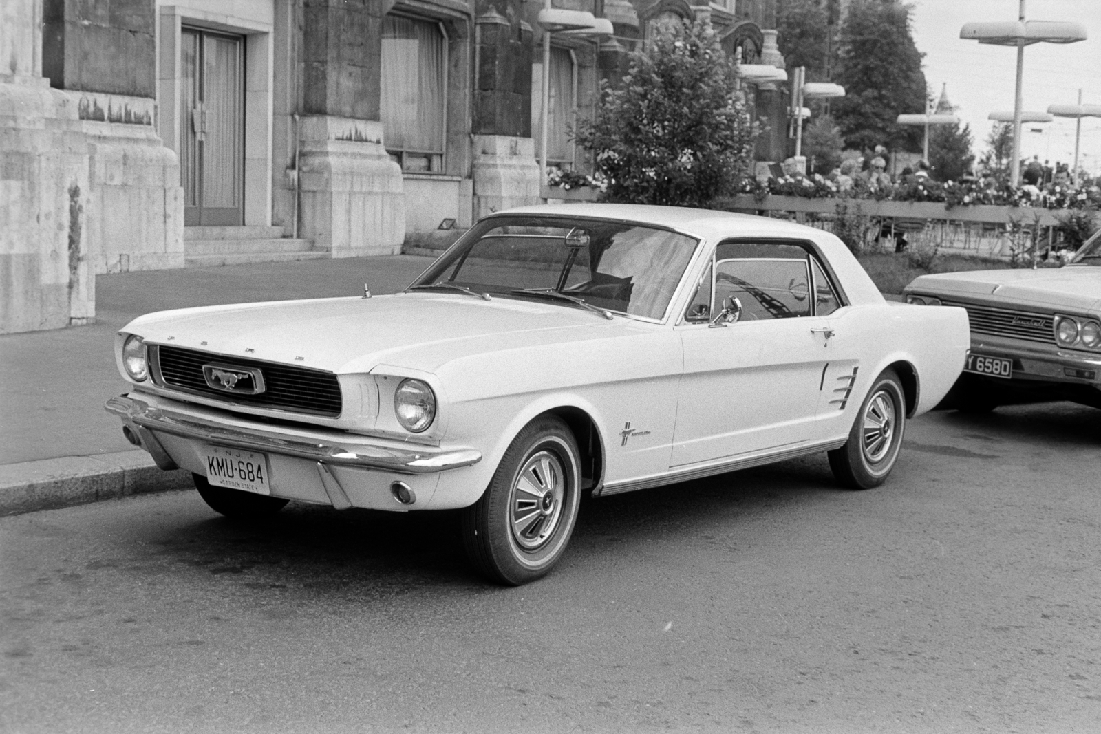 Hungary, Budapest XI., Szent Gellért tér, a Ford Mustang típusú személygépkocsi a Gellért Szálló előtt parkol., 1969, Artfókusz, Ford-brand, automobile, Budapest, Fortepan #280934
