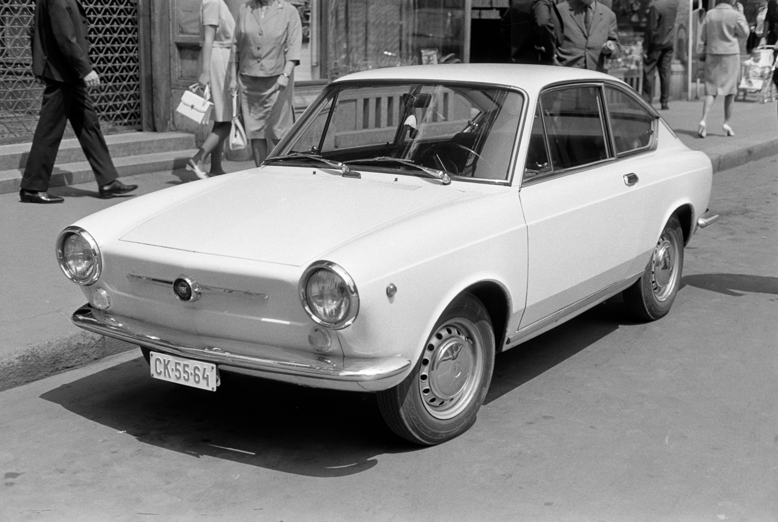 Hungary, Budapest V., Ferenciek tere (Felszabadulás tér), a Fiat 850 Coupé a Párizsi-udvar épülete előtt parkol., 1969, Artfókusz, number plate, Budapest, Fortepan #280936