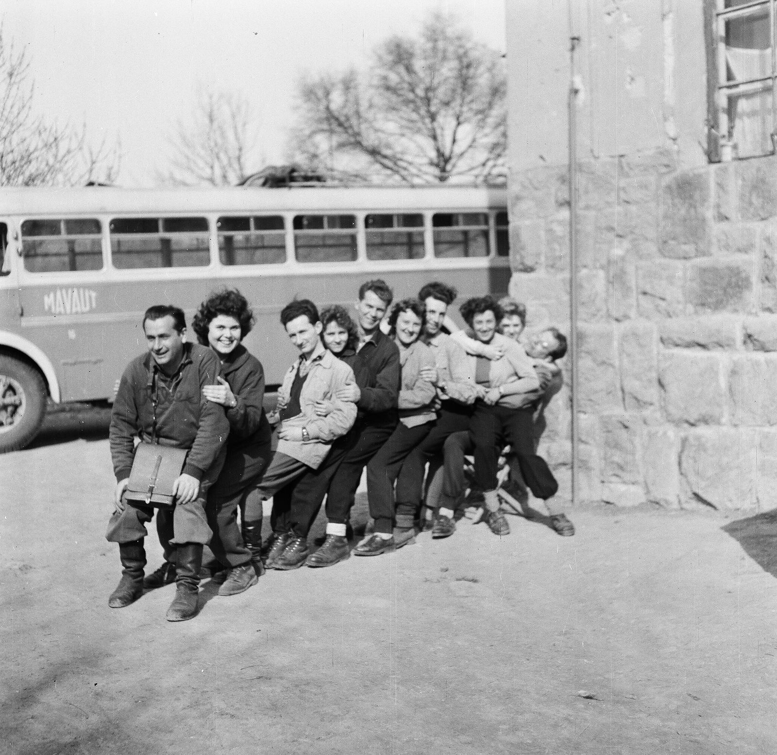 Hungary, Kóspallag, Kisinóci turistaház., 1959, Umann Kornél, excursion, bus, tableau, MÁVAUT-organisation, fun, shoulder bag, Fortepan #28094