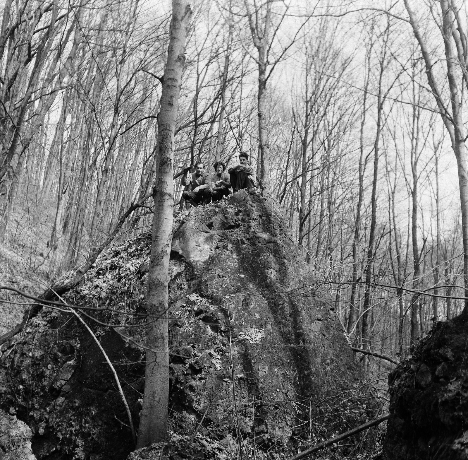 Hungary, Börzsöny., 1959, Umann Kornél, excursion, rock, sitting on a rock, Fortepan #28095