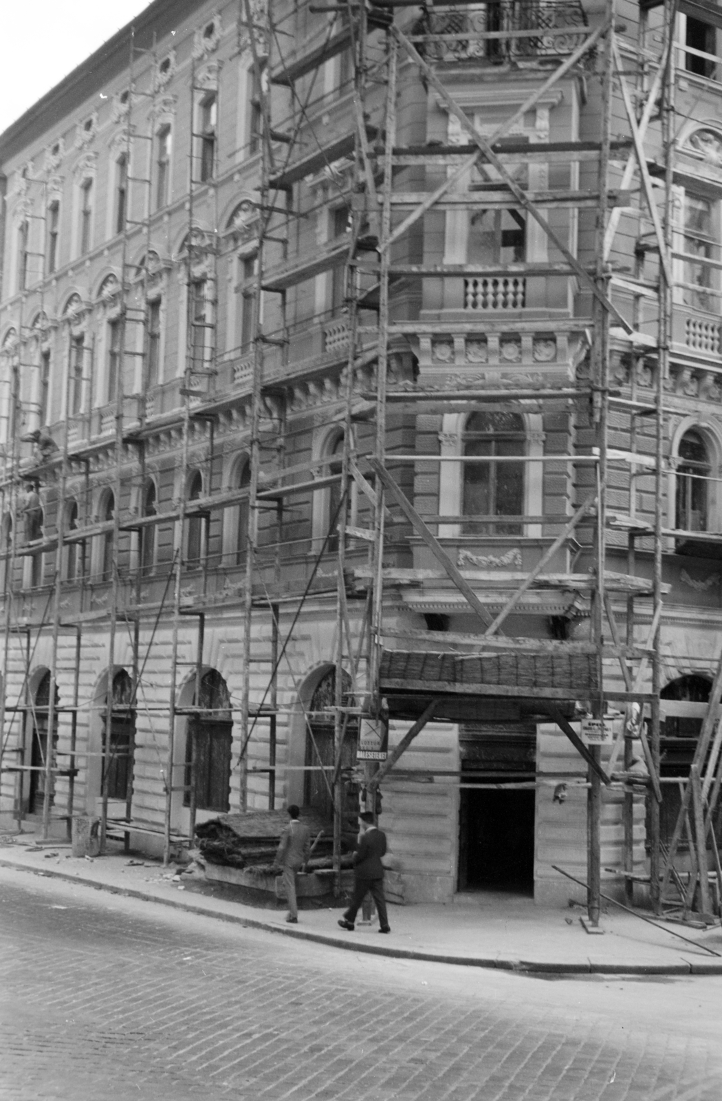 Magyarország, Budapest I., az Attila út 10. számú ház tatarozása, jobbra a Roham utca., 1969, Artfókusz, Fábián József, Budapest, Fortepan #280956