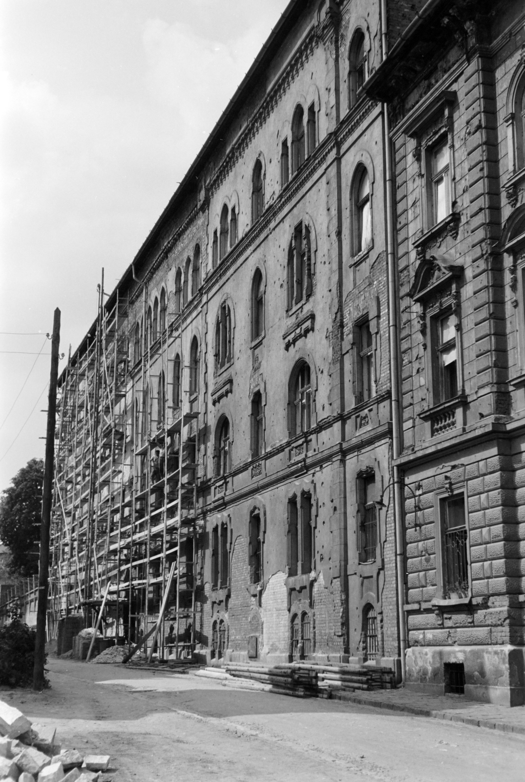 Hungary, Budapest I., Logodi utca, szemben a felállványozott, tatarozás alatt álló 9. számú ház., 1960, Artfókusz, Budapest, Fortepan #280957