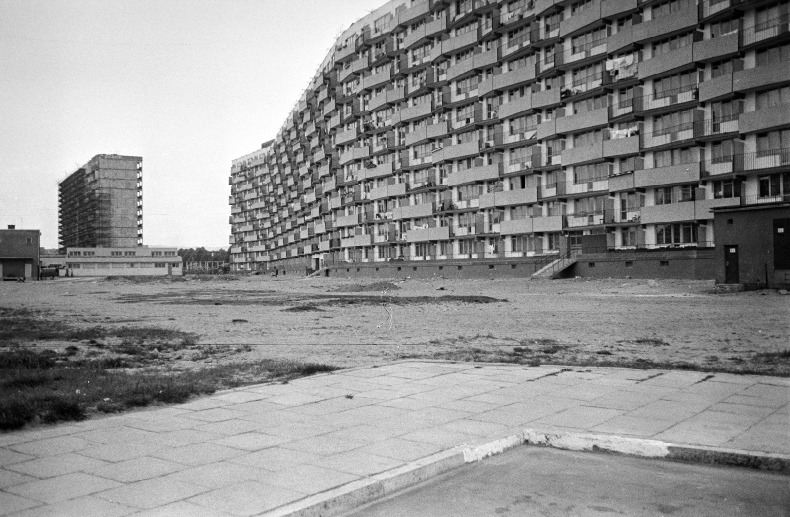 Lengyelország, Gdańsk, balra a távolabb az ulica Piastowska 90/a-d, jobbra az ulica Piastowska 100/a-d a Prezydenta Lecha Kaczyńskiego felől., 1968, Artfókusz, Fábián József, Fortepan #280961