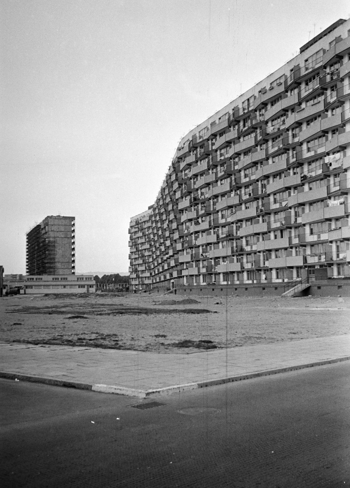 Poland, Gdańsk, balra a távolabb az ulica Piastowska 90/a-d, jobbra az ulica Piastowska 100/a-d a Prezydenta Lecha Kaczyńskiego felől., 1968, Artfókusz, Fortepan #280962