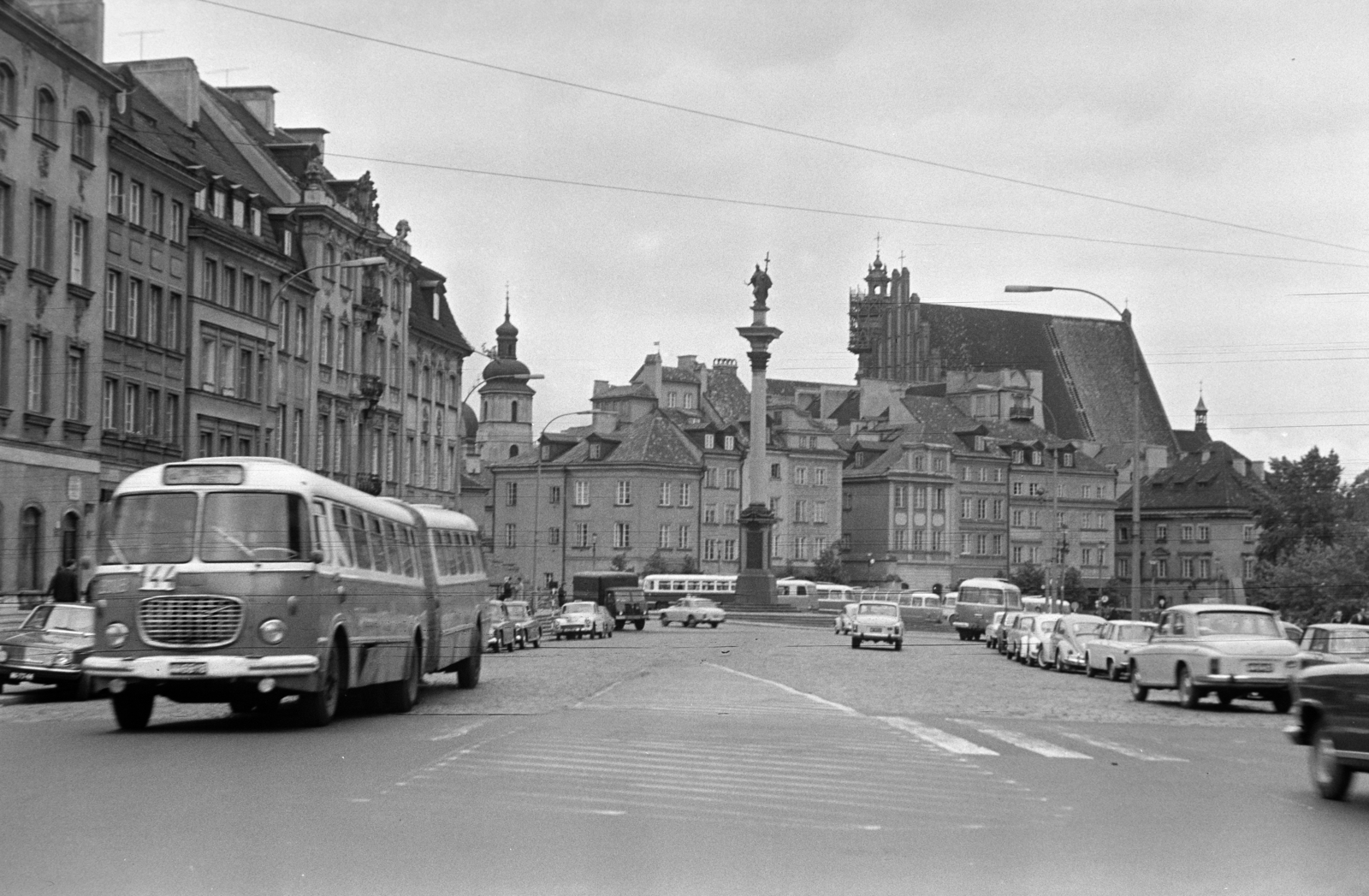 Poland, Warsaw, Plac Zamkowy az ulica Krakowskie Przedmieście felől nézve. Balra a Kościół św. Marcina, középen a Zsigmond-oszlop, jobbra a háttérben a Keresztelő Szent János-székesegyház (Bazylika archikatedralna św. Jana Chrzciciela)., 1968, Artfókusz, crosswalk, Fortepan #280963
