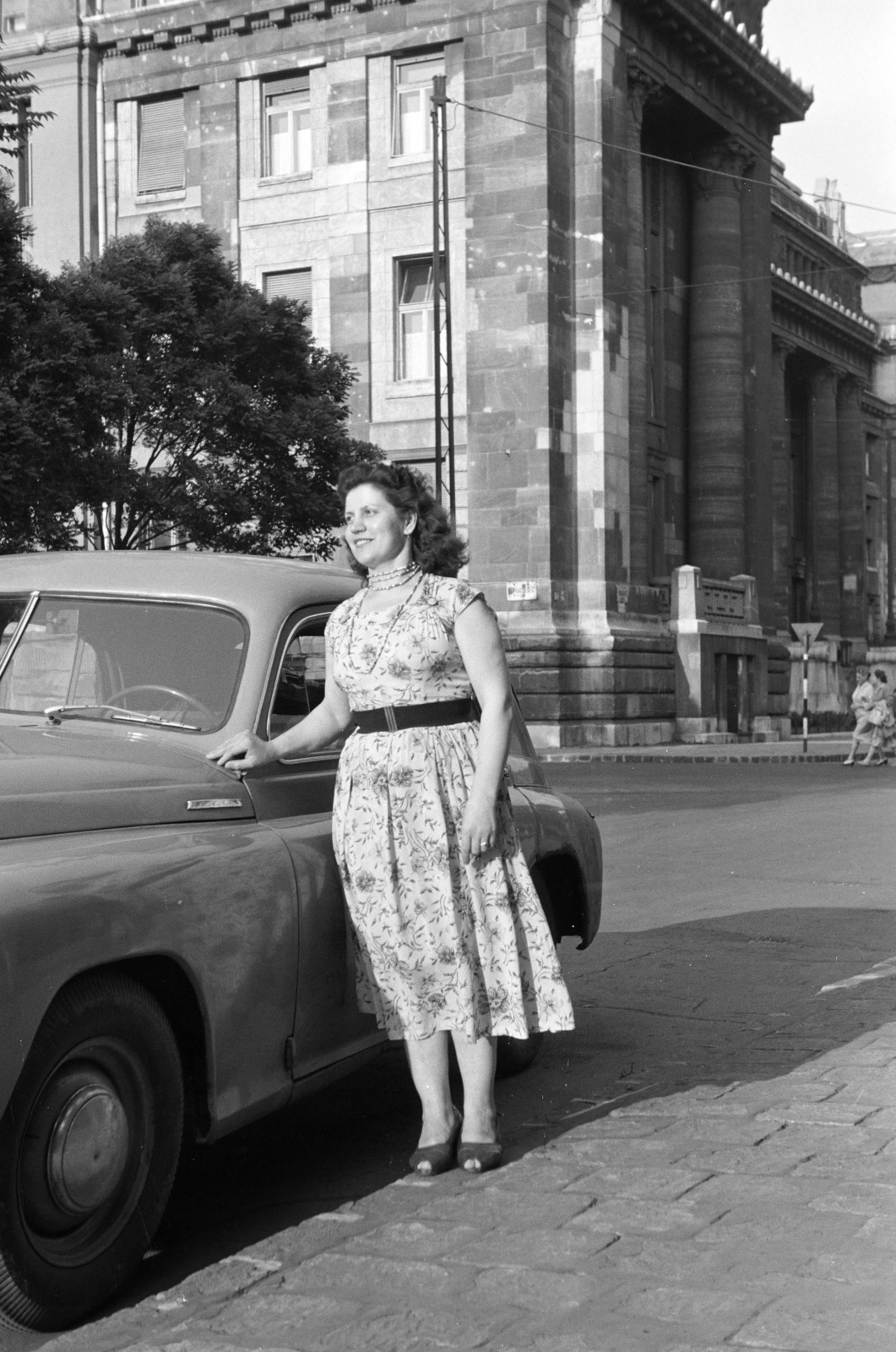 Hungary, Budapest V., Markó utca, háttérben a Szemere utcai kereszteződésnél a Nehézipari Minisztérium épülete (korábban Igazságügyi Minisztérium)., 1957, Artfókusz, M20 Pobeda, woman, Budapest, Fortepan #280976