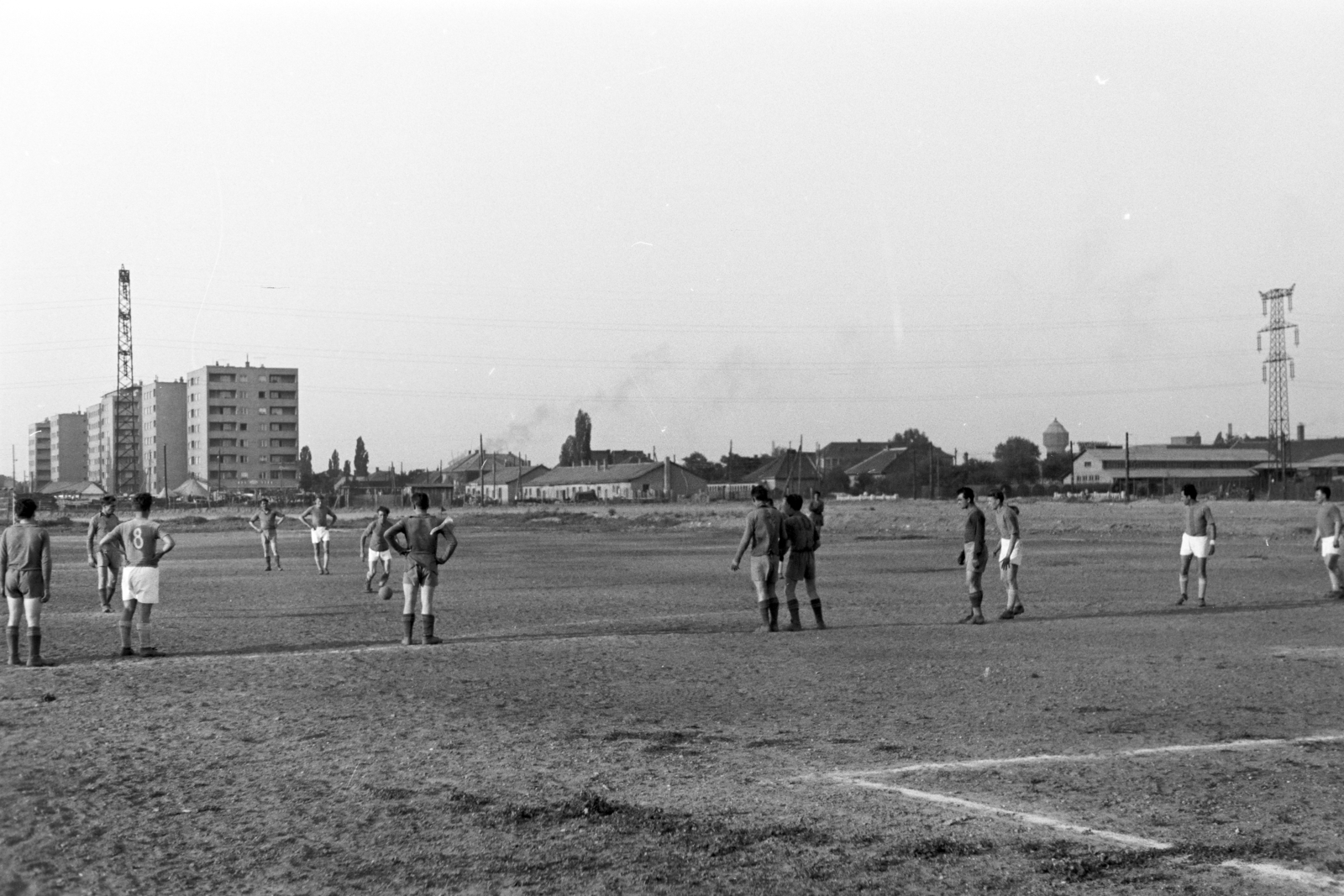 Hungary, Budapest XIII., Fáy utca, a Vasas egyik edzőpályája a Rákos-patak közelében, háttérben balra a Fivér utca - Béke utca közötti házak, jobbra az 1911-ben épült Északi Fűtőház víztornya a Tatai út közelében., 1958, Artfókusz, Budapest, Fortepan #280978