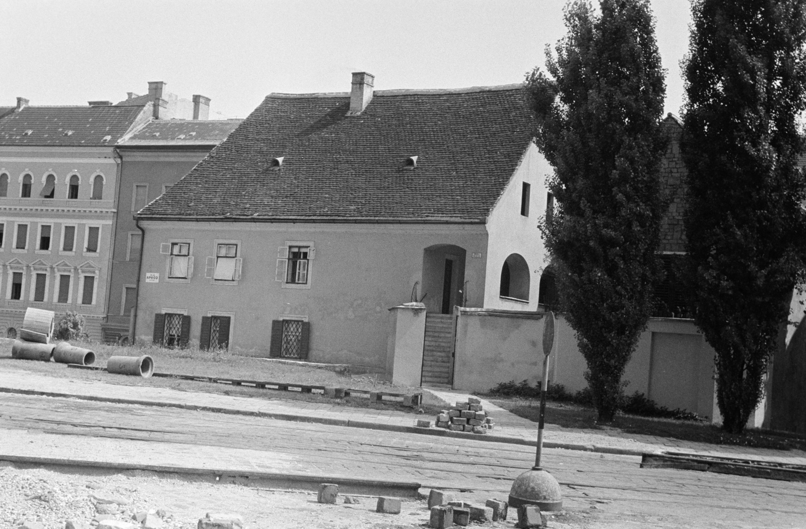 Magyarország, Budapest I., Attila út a Szarvas térnél, szemben az Apród utcánál a Virág Benedek-ház látható., 1968, Artfókusz, Fábián József, Budapest, Fortepan #280986