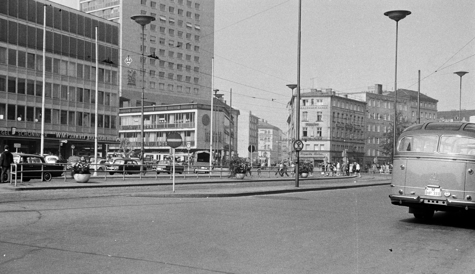 Németország, München, Bahnhofplatz, balra a háttérben az Arnulfstraße 2. számú épület magaslik ki, szemben a Dachauer strasse., 1965, Artfókusz, Fábián József, NSZK, Fortepan #280991