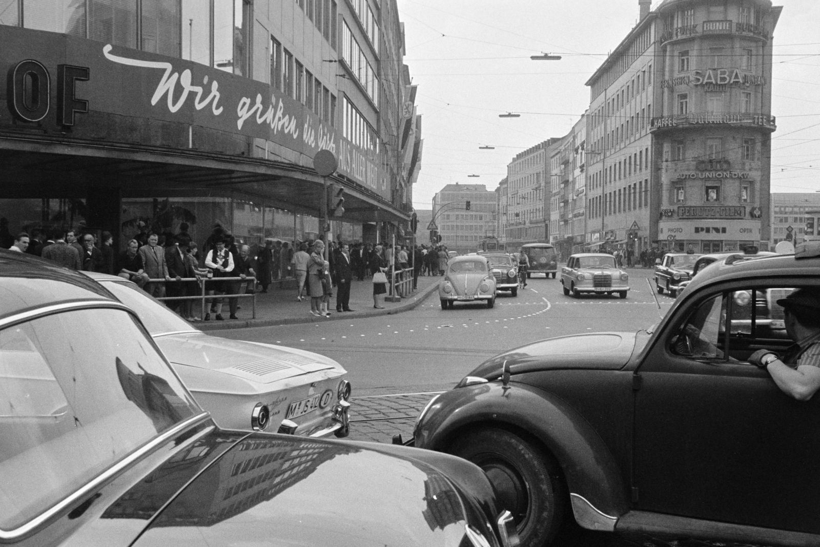 Germany, Munich, a felvétel a Karlsplatz felől készült, balra a Sonnenstraße szemben a Bayerstraße, jobbra az épület a Schützenstr sarkán áll., 1965, Artfókusz, FRG, Fortepan #280996