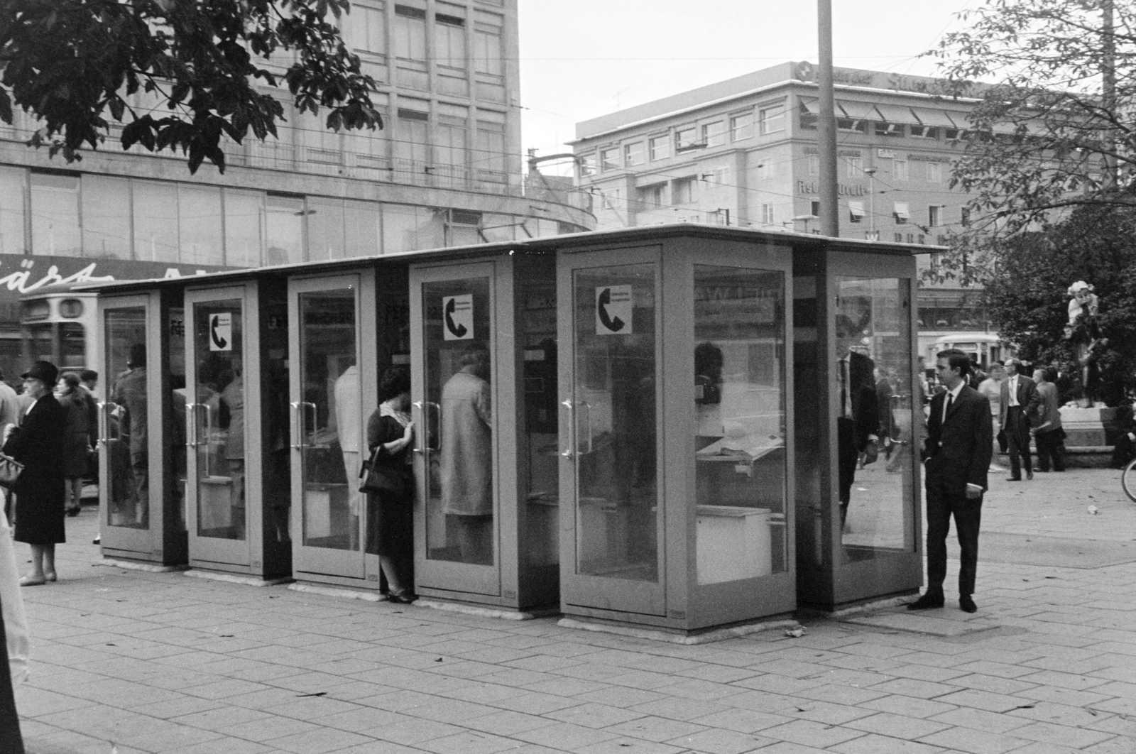 Germany, Munich, Sonnenstraße a Karlsplatznál, háttérben középen a Bayerstraße torkolata., 1965, Artfókusz, phone booth, FRG, Fortepan #280997