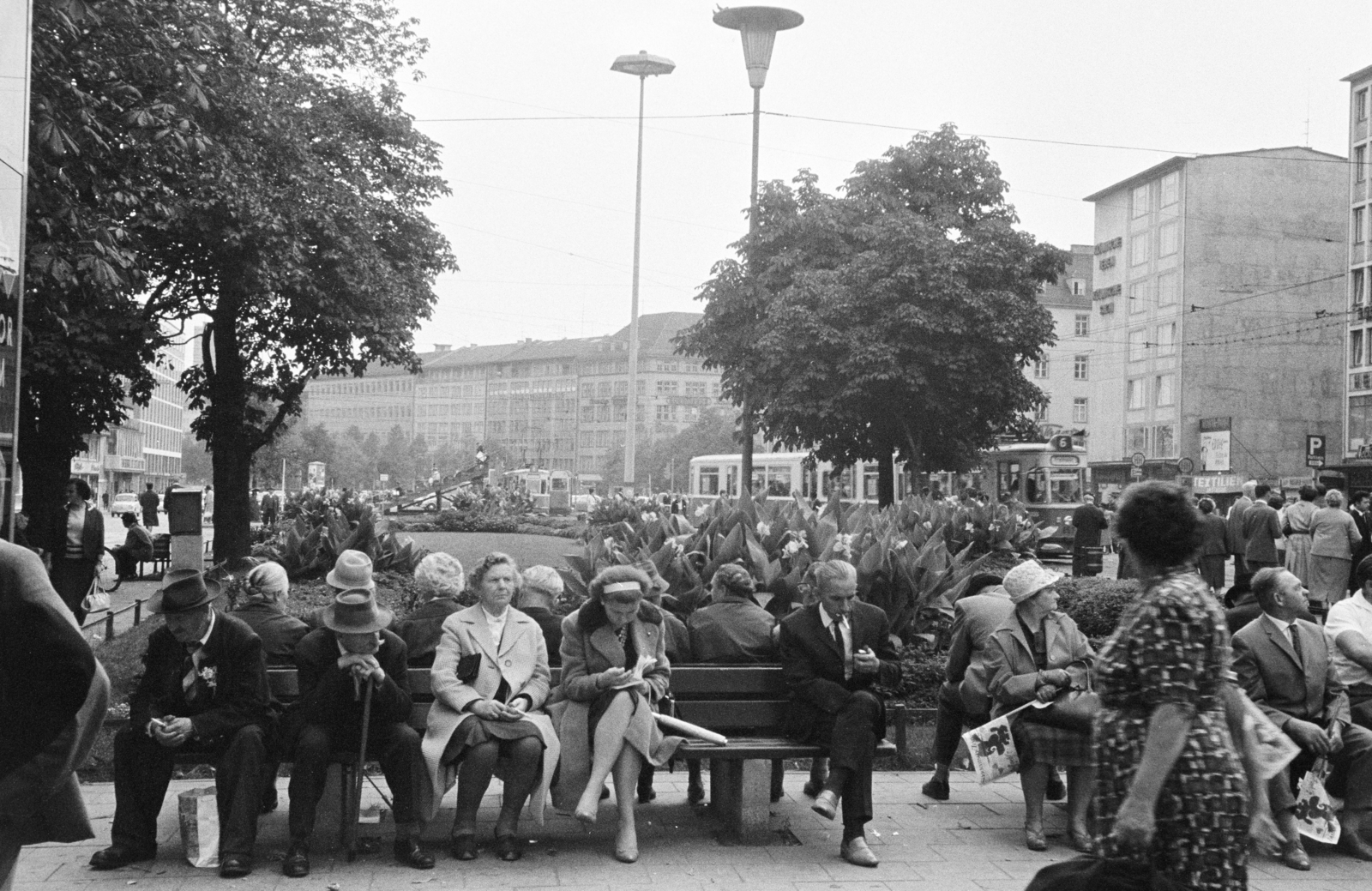 Németország, München, Sonnenstraße, a felvétel a Karlsplatz közelében készült, szemben a lámpaoszlop mögött a Landwehrstraße sarkán álló ház látható., 1965, Artfókusz, Fábián József, park, ül, tér, NSZK, Fortepan #280998