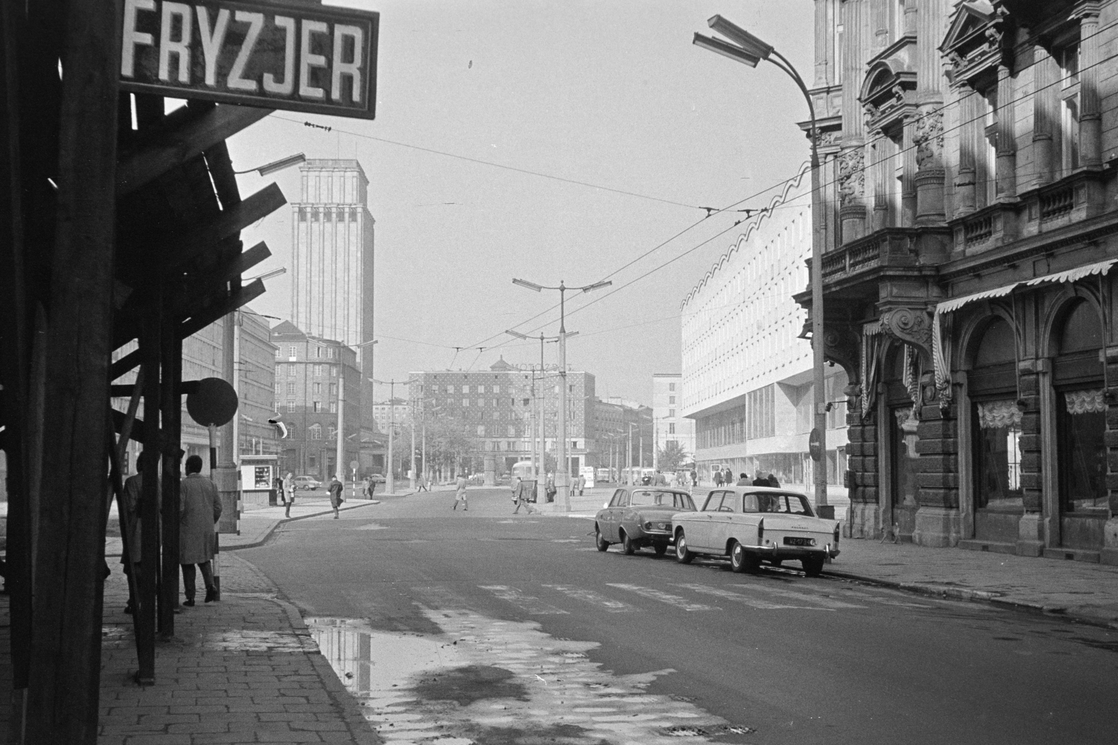Lengyelország, Varsó, ulica Szpitalna a Varsói Felkelés tere (Plac Powstancow Warszawy) felé. Háttérben a Prudential biztosító épületének tornya., 1965, Artfókusz, Fábián József, Fortepan #280999