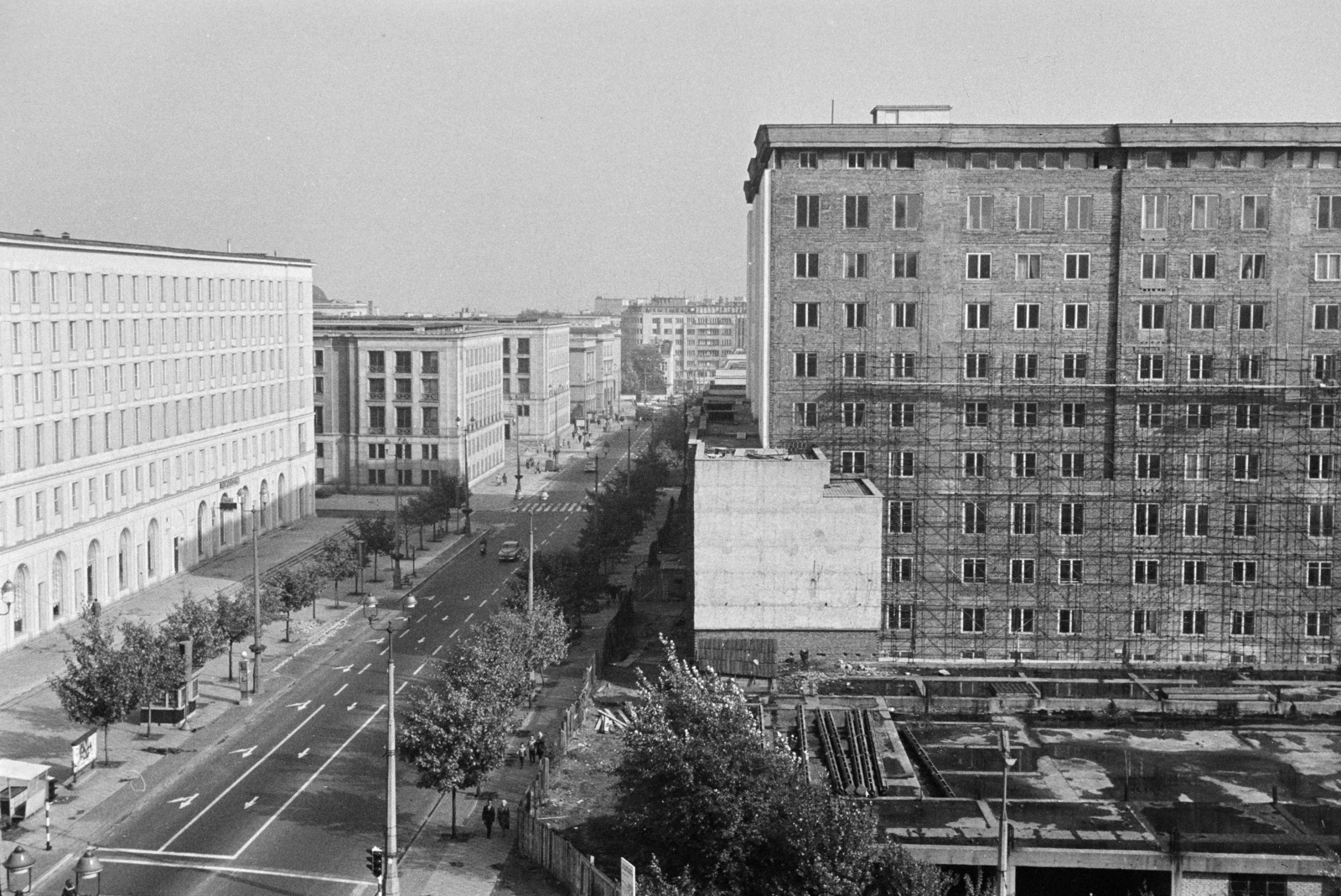 Poland, Warsaw, kilátás a Prudential épületből az ulica Swietokrzyska (Szentkereszt utca) felé, jobbra a Lengyel Nemzeti Bank épülete., 1965, Artfókusz, Fortepan #281000