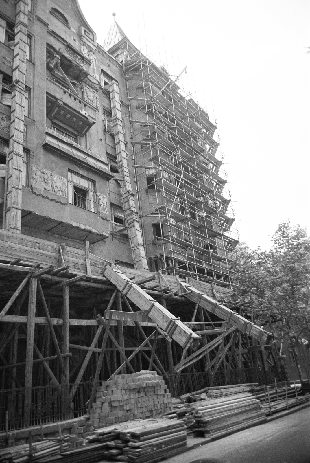 Magyarország, Budapest XIV., Dózsa György út 17., a Goldmann-ház Abonyi utca felőli homlokzata. Az épület domborműveit Maróti Géza alkotta (1911)., 1963, Artfókusz, Fábián József, Budapest, Fortepan #281014