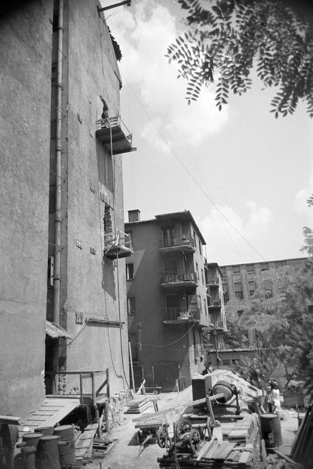 Magyarország, Budapest XIV., felvonulási terület a Dózsa György út 15-ös számú ház udvarán, a Dózsa György út 17. számú épület tűzfala előtt. Középen az Abonyi utca 3. és 5. számú házak, távolabb a Cházár András utcai ELTE Radnóti Miklós Gyakorló Gimnázium hátsó homlokzata látható., 1963, Artfókusz, Fábián József, Budapest, Fortepan #281016