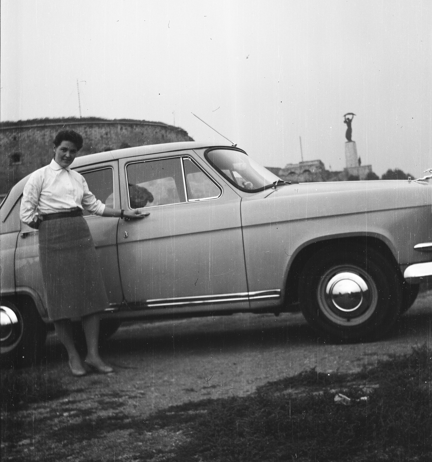 Hungary, Budapest XI., GAZ-21 Volga gépkocsi, a felvétel a Citadella sétány mellett készült, háttérben a Citadella és a Szabadság-szobor., 1959, Umann Kornél, Budapest, girls'n'cars, Fortepan #28105