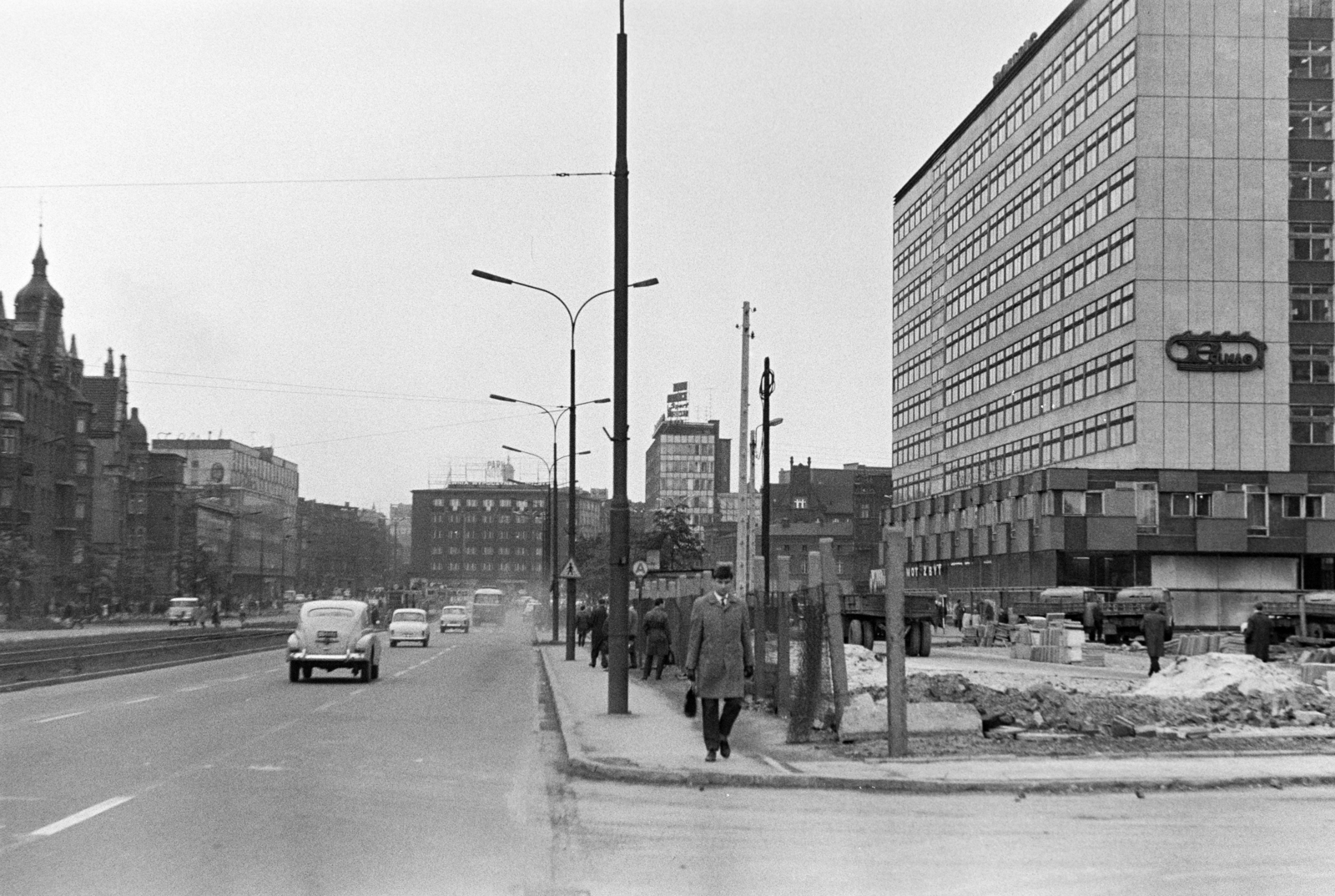 Lengyelország, Katowice, Aleja Korfantego Wojciecha (ulica Armii Czerwonej) a Rynek felé, előtérben a BWA kortárs Művészeti Galéria (Galeria Sztuki Współczesnej BWA) építkezése., 1968, Artfókusz, Fábián József, Fortepan #281051