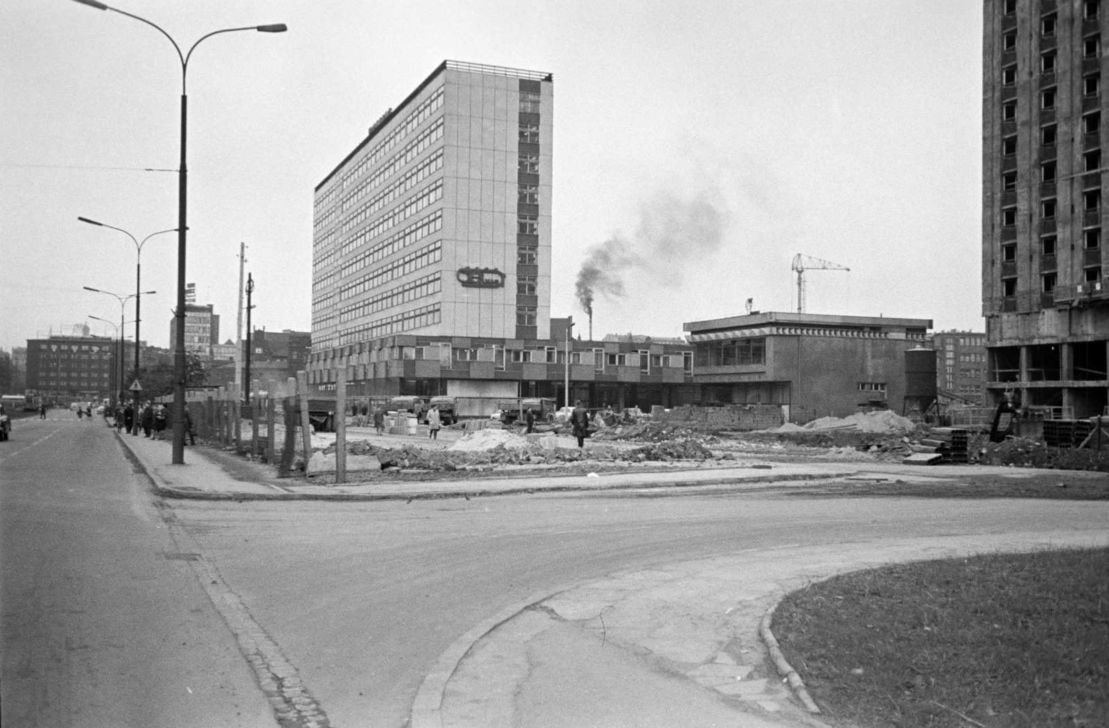 Lengyelország, Katowice, Aleja Korfantego Wojciecha (ulica Armii Czerwonej) a Rynek felé, előtérben a BWA kortárs Művészeti Galéria (Galeria Sztuki Współczesnej BWA) építkezése., 1968, Artfókusz, Fábián József, Fortepan #281052