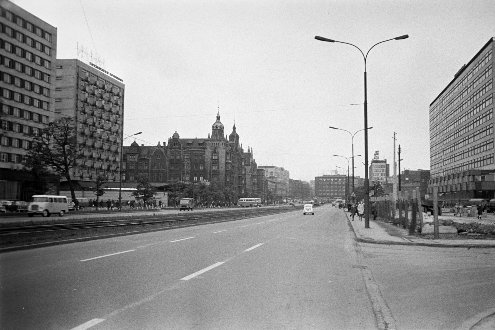 Poland, Katowice, Aleja Korfantego Wojciecha (ulica Armii Czerwonej) a Rynek felé, előtérben a BWA kortárs Művészeti Galéria (Galeria Sztuki Współczesnej BWA) építkezése., 1968, Artfókusz, Fortepan #281053