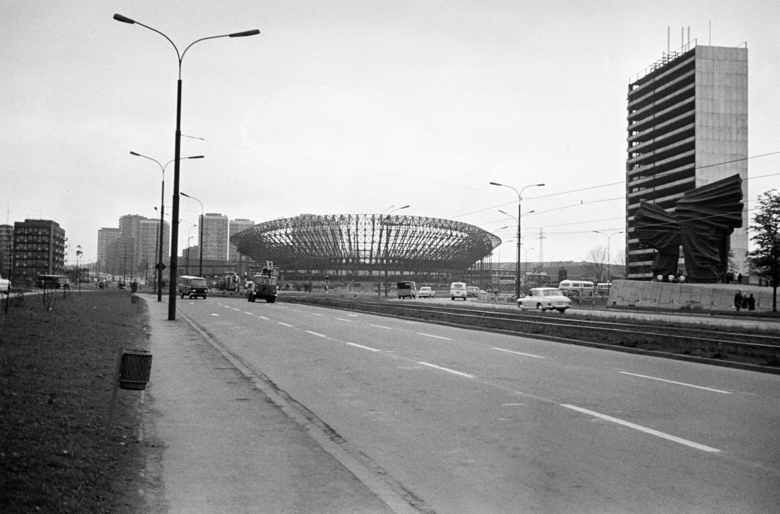 Poland, Katowice, Aleja Korfantego Wojciecha (ulica Armii Czerwonej), középen az épülő Spodek sportcsarnok, jobbra A sziléziai felkelők emlékműve (Pomnik Powstańców Śląskich), Gustaw Zemła szobrászművész alkotása (1967)., 1968, Artfókusz, Fortepan #281054