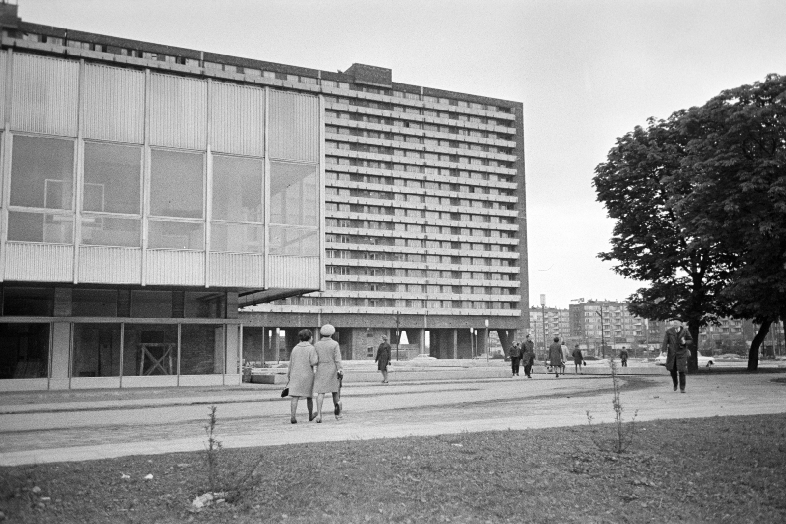 Poland, Katowice, Aleja Korfantego Wojciecha (ulica Armii Czerwonej), középen részben takarva a 16-32. számú épület., 1968, Artfókusz, Fortepan #281055