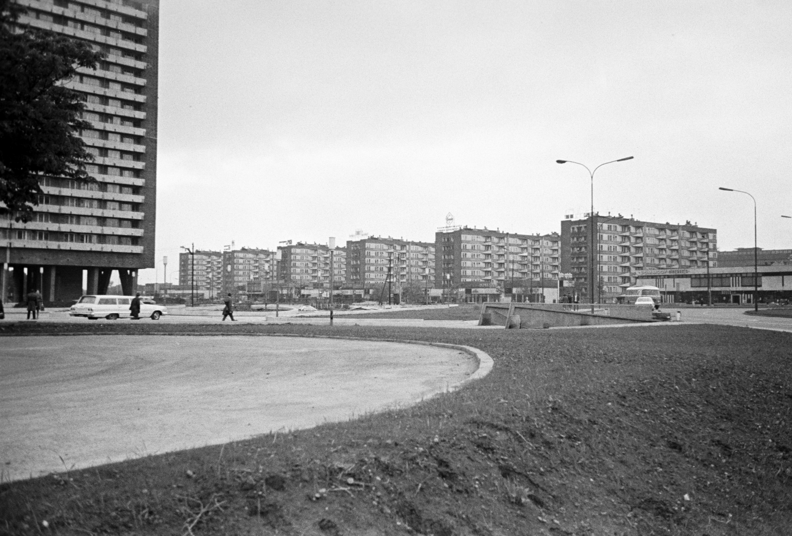 Lengyelország, Katowice, Aleja Korfantego Wojciecha (ulica Armii Czerwonej), szemben az ulica Chorzowska épületei., 1968, Artfókusz, Fábián József, Fortepan #281056