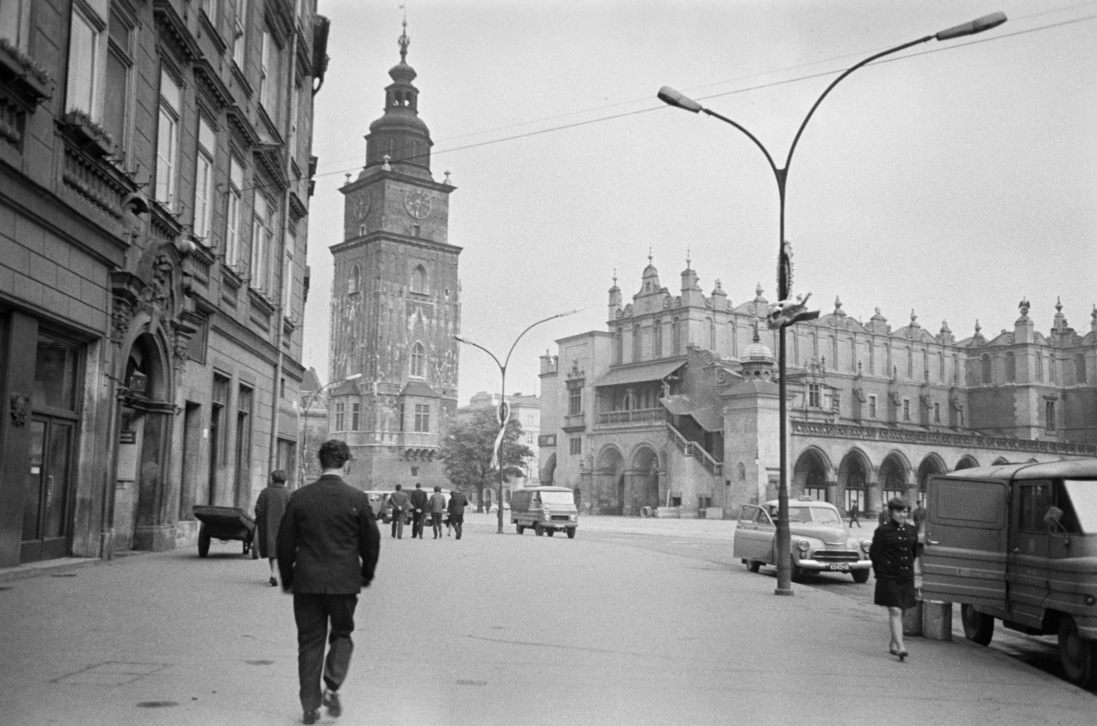 Poland, Kraków, a Rynek Glówny, a város főtere az ulica Grodzka felől, szemben a Városháza tornya (Wieża ratuszowa) és a Posztócsarnok (Sukiennice)., 1968, Artfókusz, Fortepan #281059