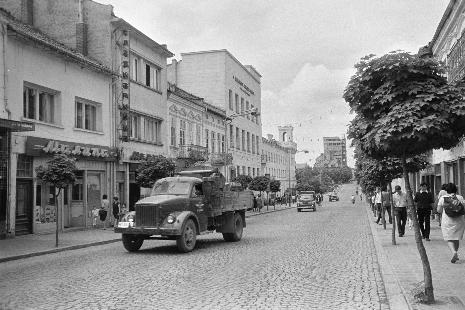 Bulgaria, Veliko Tarnovo, a bulevard Nezaviszimoszt és plosad Majka Blgarija sarkánál, a távolban a Hotel Etar., 1969, Artfókusz, Fortepan #281095