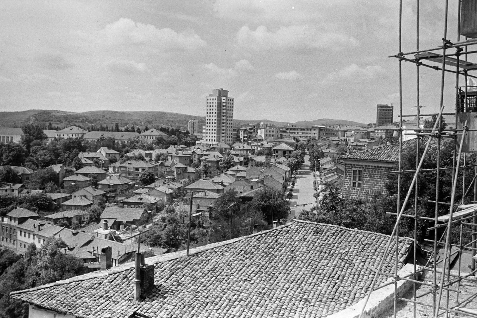 Bulgária, Veliko Tarnovo, kilátás az ulica Ivan Pavlov Szemergyiev felől az ulica Hadzsi Dimitar felé, háttérben az Etar Hotel., 1969, Artfókusz, Fábián József, Fortepan #281097