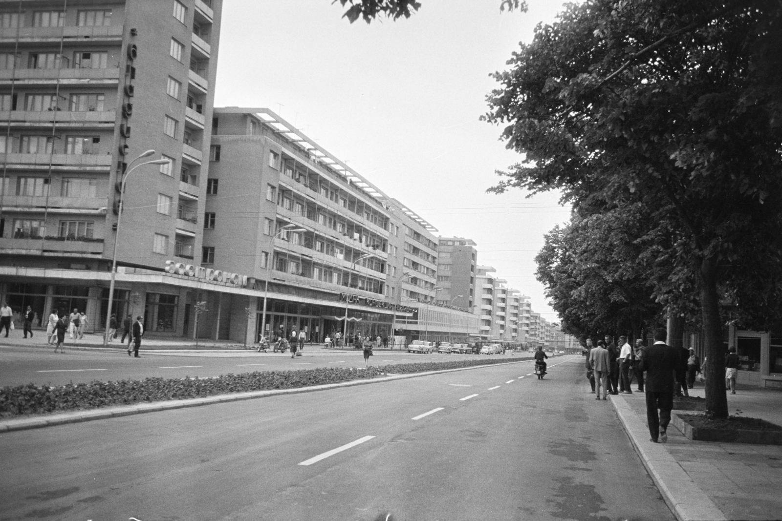 Bulgaria, Varna, bulevard Vladiszlav Varnencsik (Karl Marksz) az ulica Aleko Konsztantinov felől a belváros felé nézve., 1969, Artfókusz, Fortepan #281102