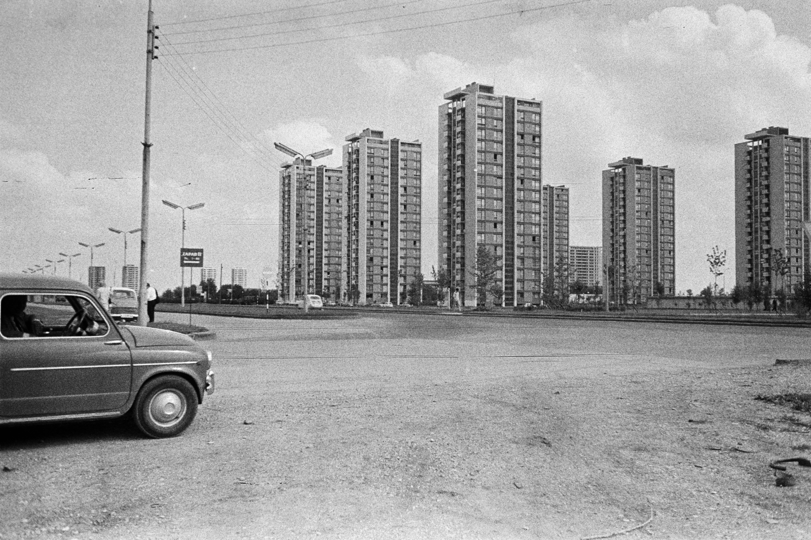 Croatia, Zagreb, Avenija Dubrovnik, a Zágrábi Nemzetközi Vásár főbejáratával szemközt a Siget ulica és a hat 16 emeletes felhőkarcoló., 1970, Artfókusz, Yugoslavia, tall house, Zastava-brand, Fortepan #281104
