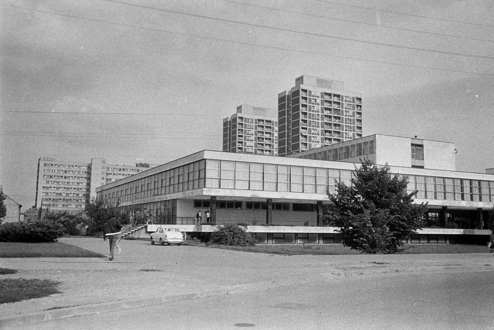 Horvátország, Zágráb, ulica grada Vukovara (ulica proleterskih brigada) az ulica Ivana Lučića sarok felől, balra a háttérben a Hotel International., 1970, Artfókusz, Fábián József, Jugoszlávia, modern építészet, Fortepan #281106