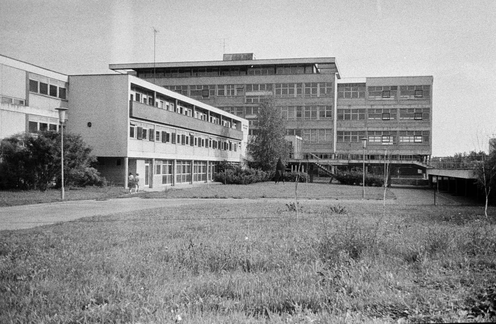 Horvátország, Zágráb, Čazmanska ulica, jobbra az ulica Ivana Lučića (ulica Đure Salaja), szemben a Zágrábi Egyetem Gépészmérnöki és Hajóépítési Karának épülete., 1970, Artfókusz, Fábián József, Jugoszlávia, modern építészet, Fortepan #281107