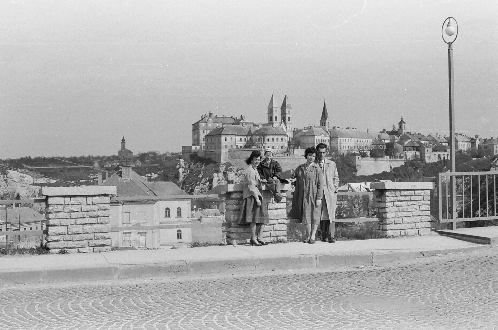 Hungary, Veszprém, a Viadukt bejárata, háttérben a Vár., 1960, Umann Kornél, Fortepan #28111