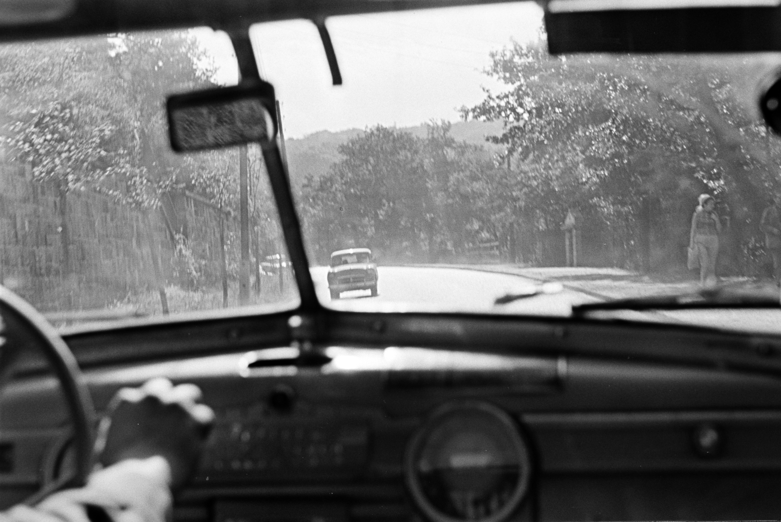 Magyarország, Budapest XII., Istenhegyi út a Lóránt út - Adonis utca közötti szakaszon. Bal oldalon a 90/a-b számú ingatlan lépcsője, jobb oldalon a 103/a számú telek kőkapuja., 1969, Artfókusz, Fábián József, járműbelső, Budapest, Fortepan #281119