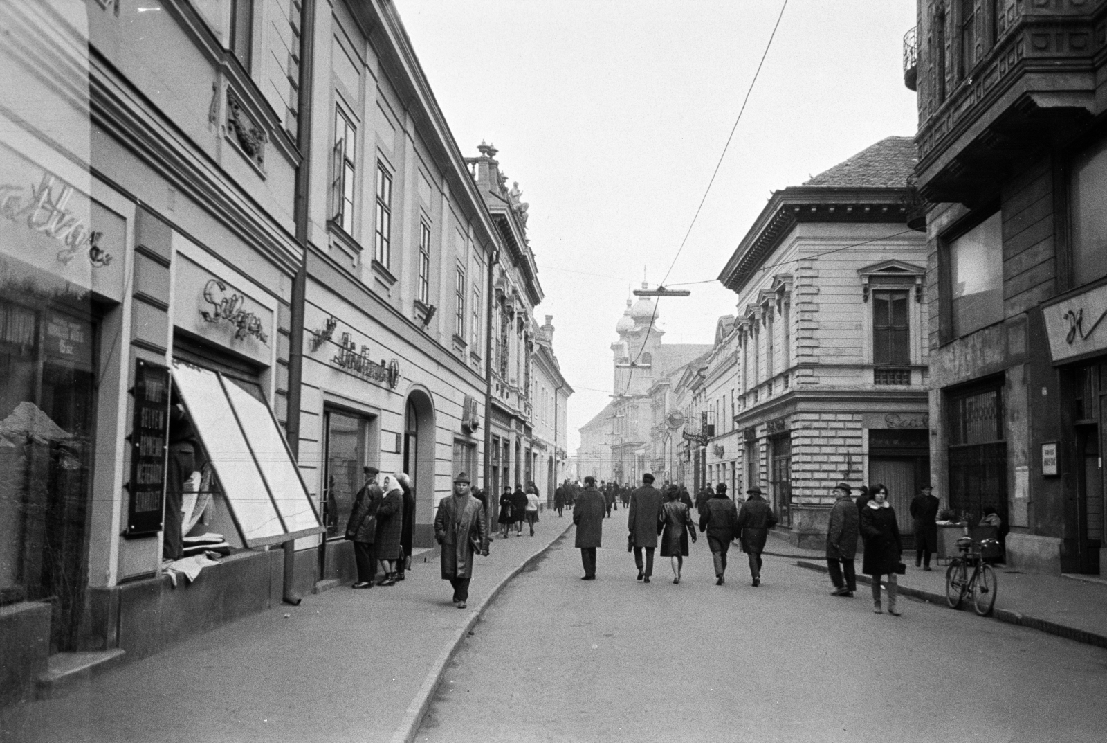 Hungary, Pécs, a Király (Kossuth Lajos) utca, jobbra a Kazinczy utca torkolata, szemben a Lyceum templom., 1967, Artfókusz, Fortepan #281124