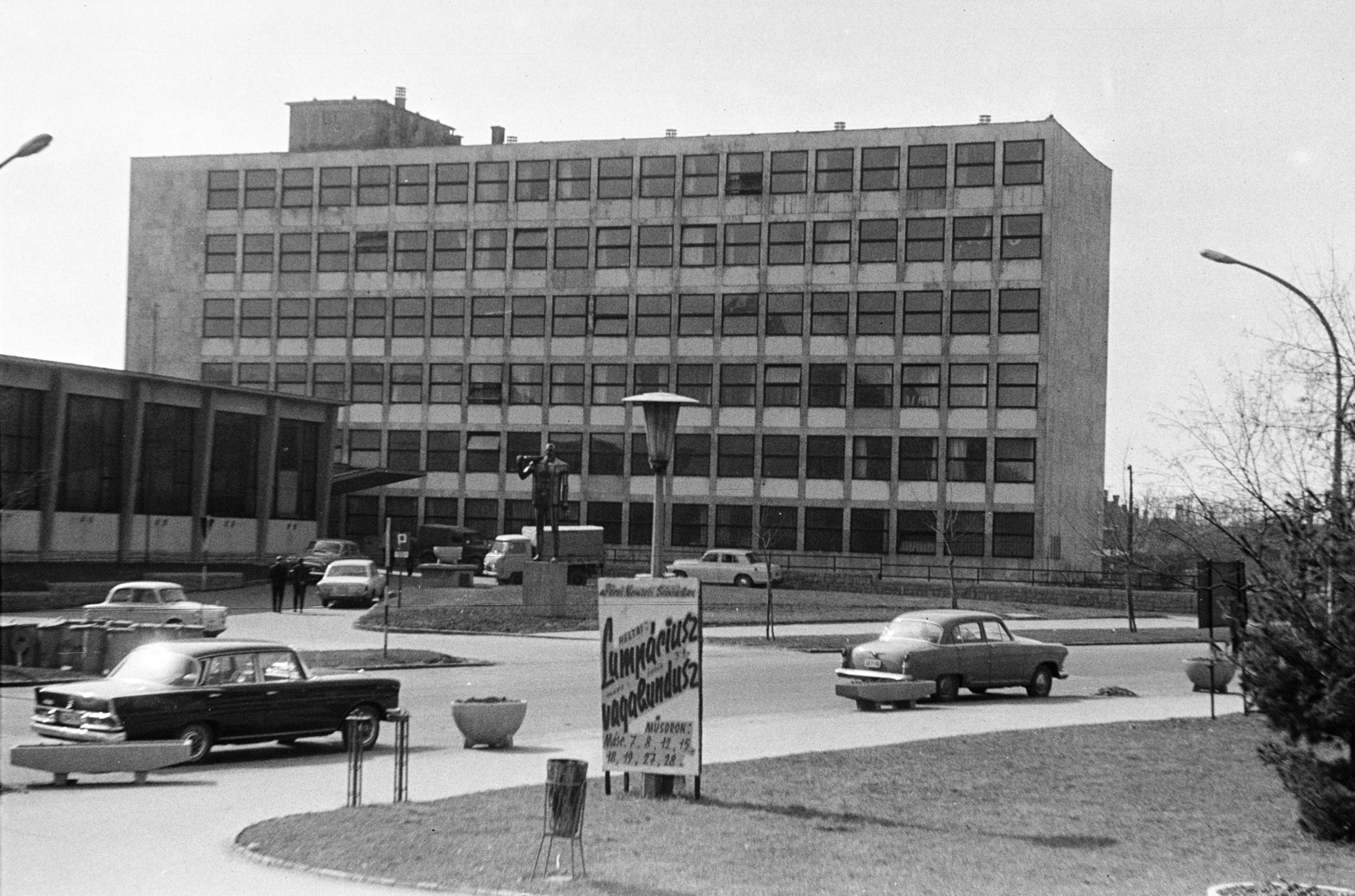 Magyarország, Uránváros, Pécs, Esztergár Lajos utca (39-es dandár út), id. Kalló Viktor Ércbányász című alkotása (1965) a Mecseki Ércbányászati Vállalat irodaháza előtt., 1967, Artfókusz, Fábián József, Fortepan #281130