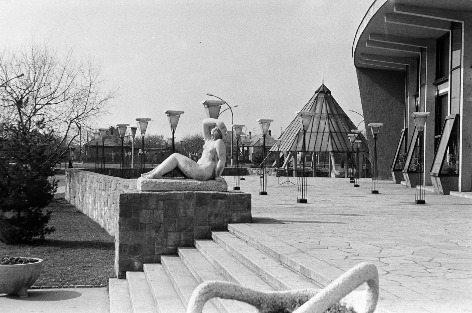 Hungary, Uránváros, Pécs, Esztergár Lajos utca (39-es dandár út), Olympia étterem, Borsos Miklós Napbanéző című alkotása., 1967, Artfókusz, sculpture, female figure, Fortepan #281131
