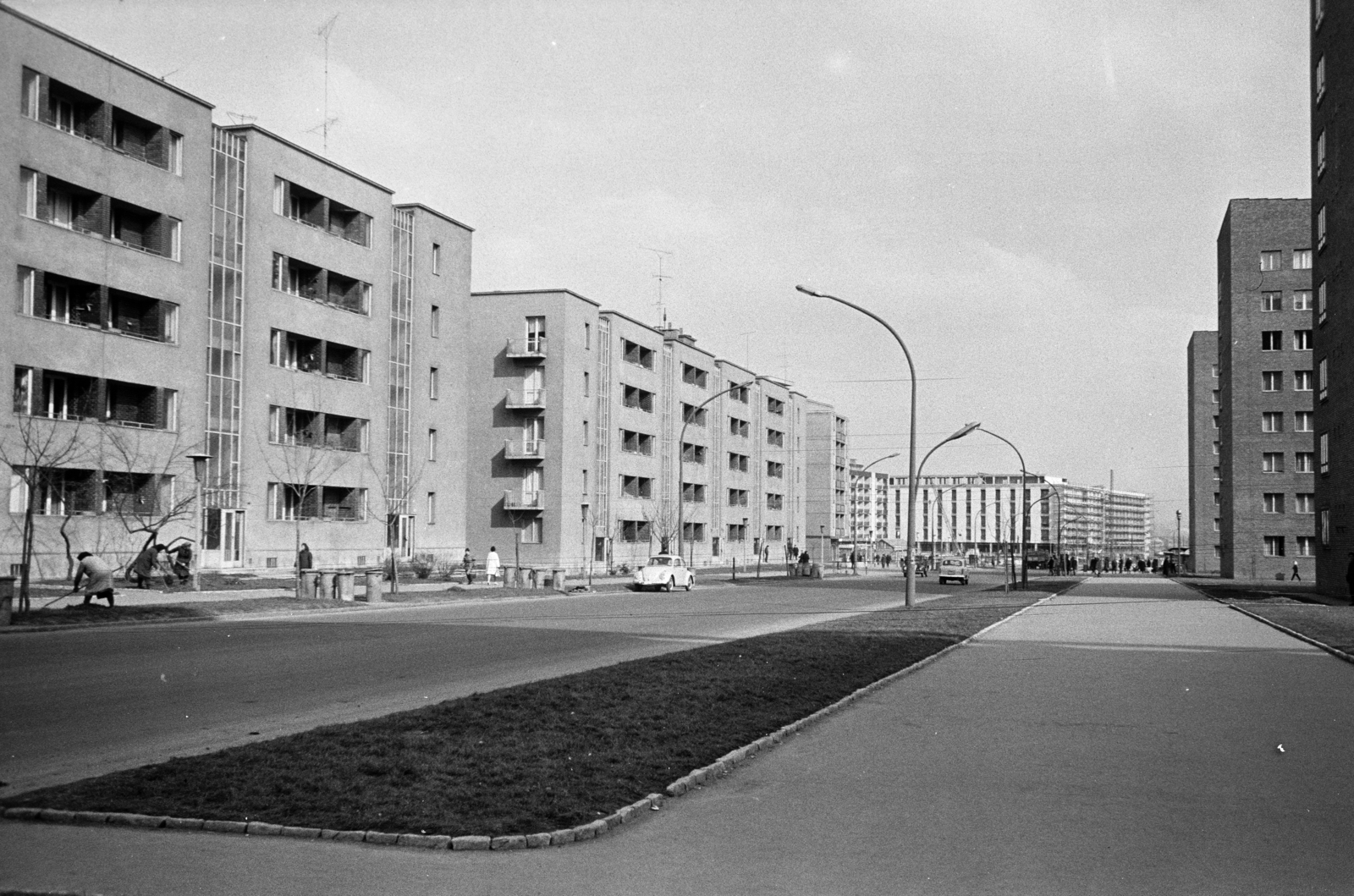 Hungary, Uránváros, Pécs, Esztergár Lajos utca (39-es dandár út), szemben a Veress Endre utcánál a Rendelőintézet épülete látható., 1967, Artfókusz, Fortepan #281135