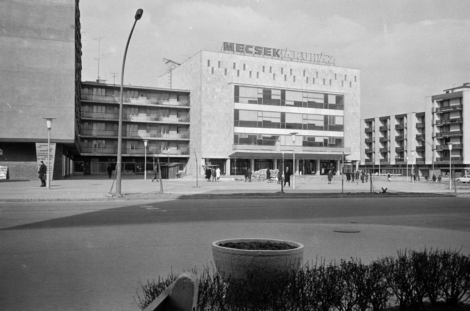 Hungary, Uránváros, Pécs, Esztergár Lajos utca (39-es dandár út) - Ybl Miklós utca sarok, Mecsek Áruház., 1967, Artfókusz, Fortepan #281137