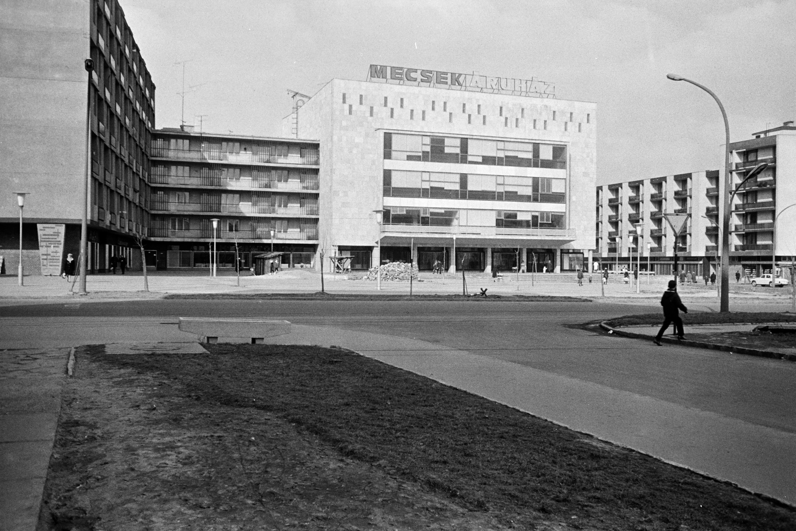 Magyarország, Uránváros, Pécs, Esztergár Lajos utca (39-es dandár út) - Ybl Miklós utca sarok, Mecsek Áruház., 1967, Artfókusz, Fábián József, Fortepan #281138