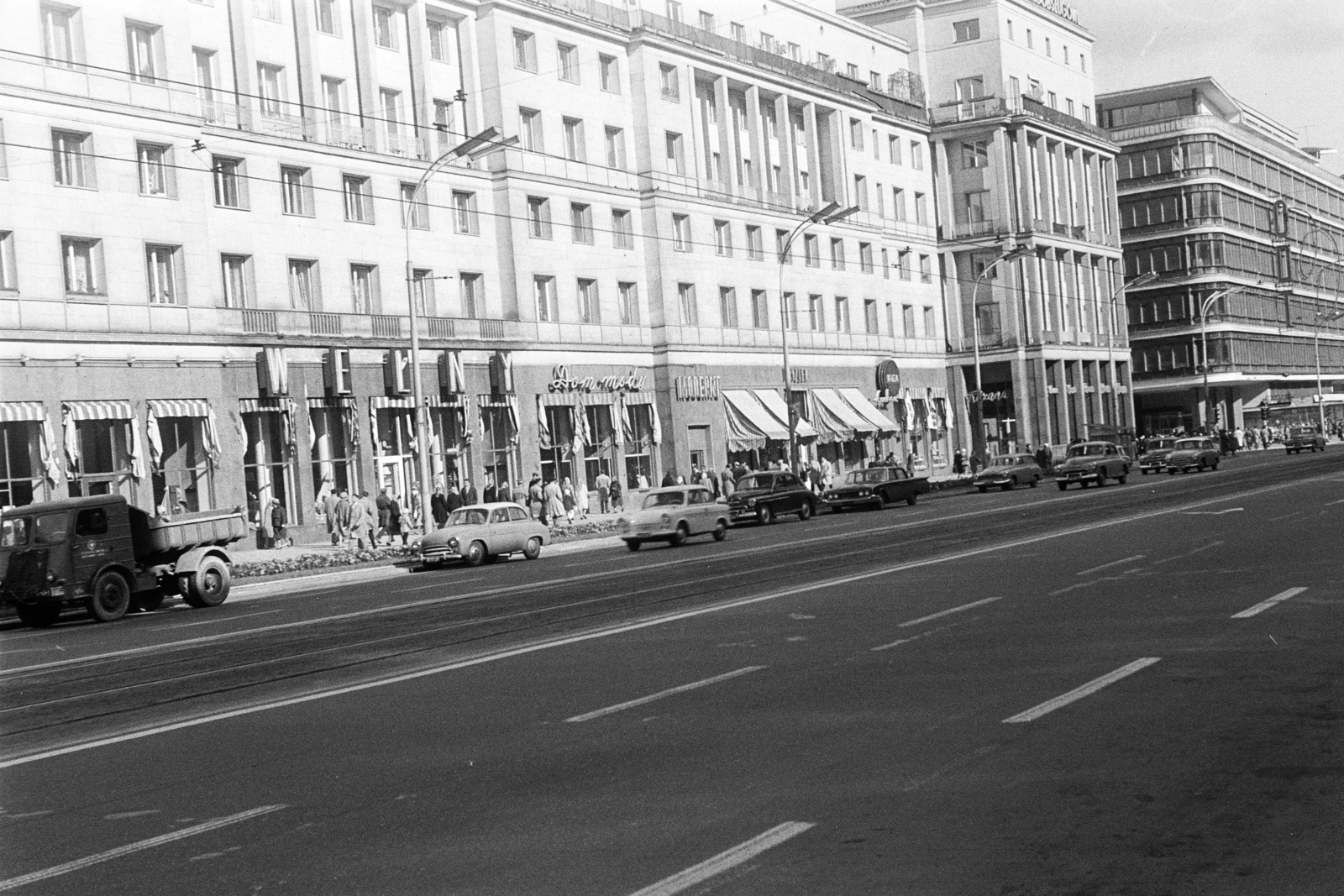 Poland, Warsaw, az Aleje Jerozolimskie az ulica Marszalkowska felől az ulica Krucza felé nézve, ott a sarkon a csupaüveg portálos Központi Áruház (Centralny Dom Towarowy / CDT)., 1965, Artfókusz, Fortepan #281140