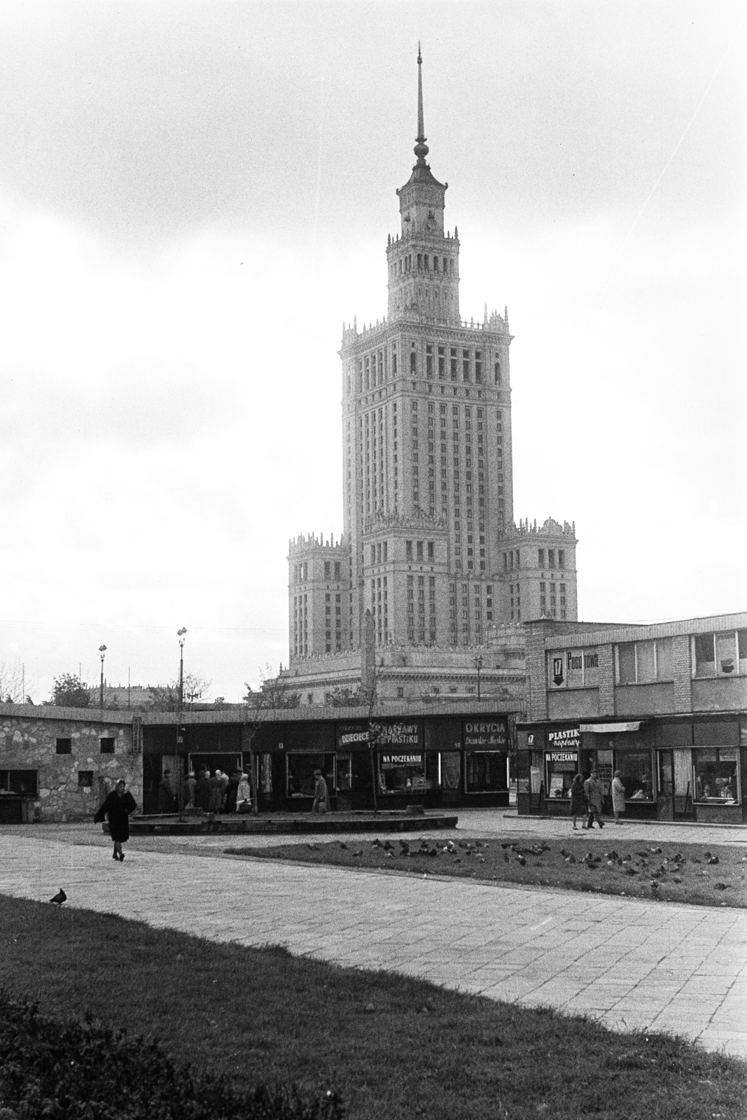Lengyelország, Varsó, a Kultúra és a Tudomány Palotája az ulica Marszalkowska - ulica Swietokrzyska sarok melletti üzletsor felől., 1965, Artfókusz, Fábián József, Fortepan #281141