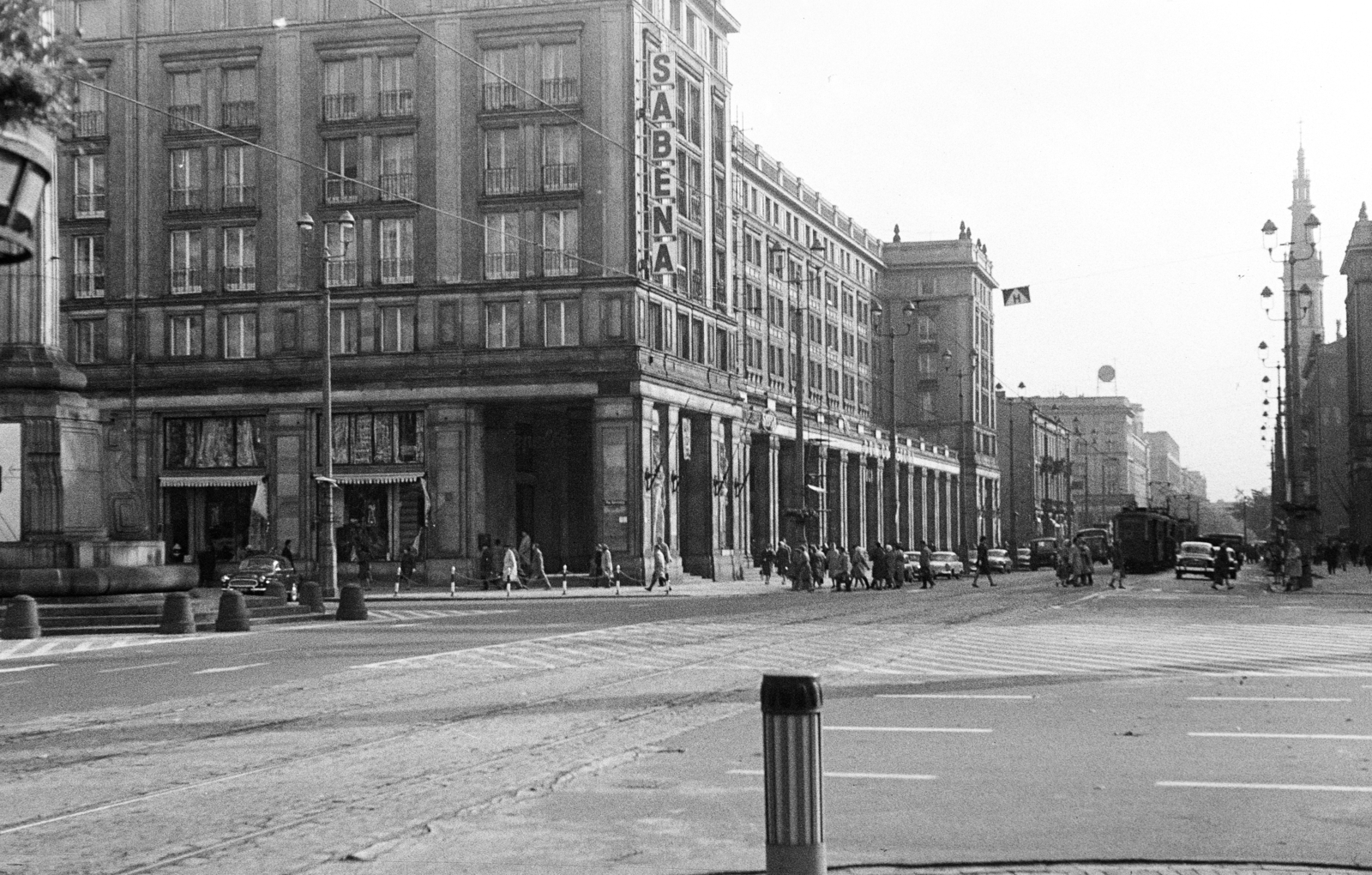 Lengyelország, Varsó, ulica Marszalkowska az Alkotmány tér (Plac Konstytucji)-ról a plac Zbawiciela felé nézve. A téren a Szentséges Megváltó-temploma (Kościół Najświętszego Zbawiciela)., 1965, Artfókusz, Fábián József, Fortepan #281142