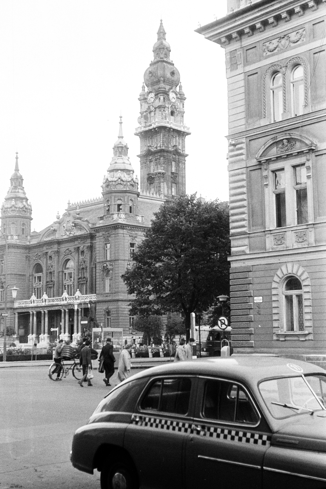 Magyarország, Győr, Szent István (Tanácsköztársaság) út, balra a Városháza., 1965, Artfókusz, Fábián József, kerékpár, Fortepan #281146